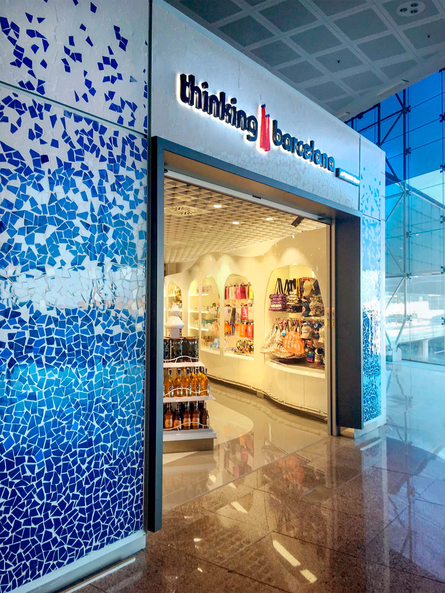 Proyecto de arquitectura comercial y travel retail para la tienda Thinking Barcelona en España, diseñado por Campos & Pradel con un concepto de interiorismo inspirado en la identidad local.