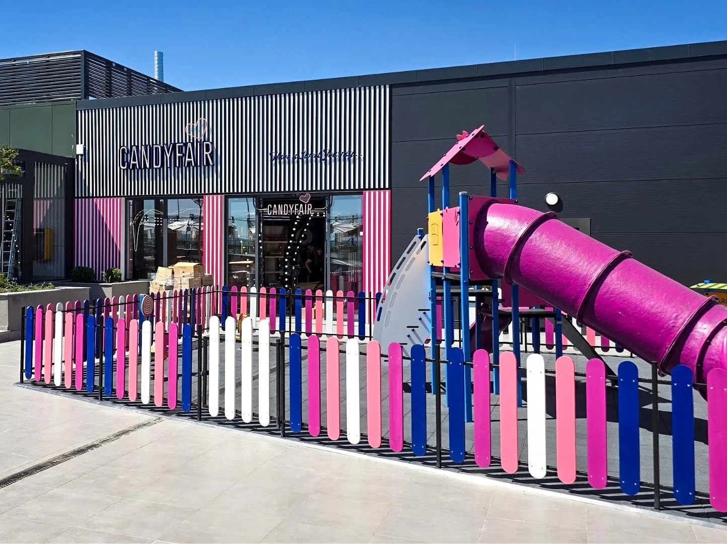 Diseño de espacio retail en el Aeropuerto de Burgas y Varna, Bulgaria, un proyecto de arquitectura aeroportuaria de Campos & Pradel.