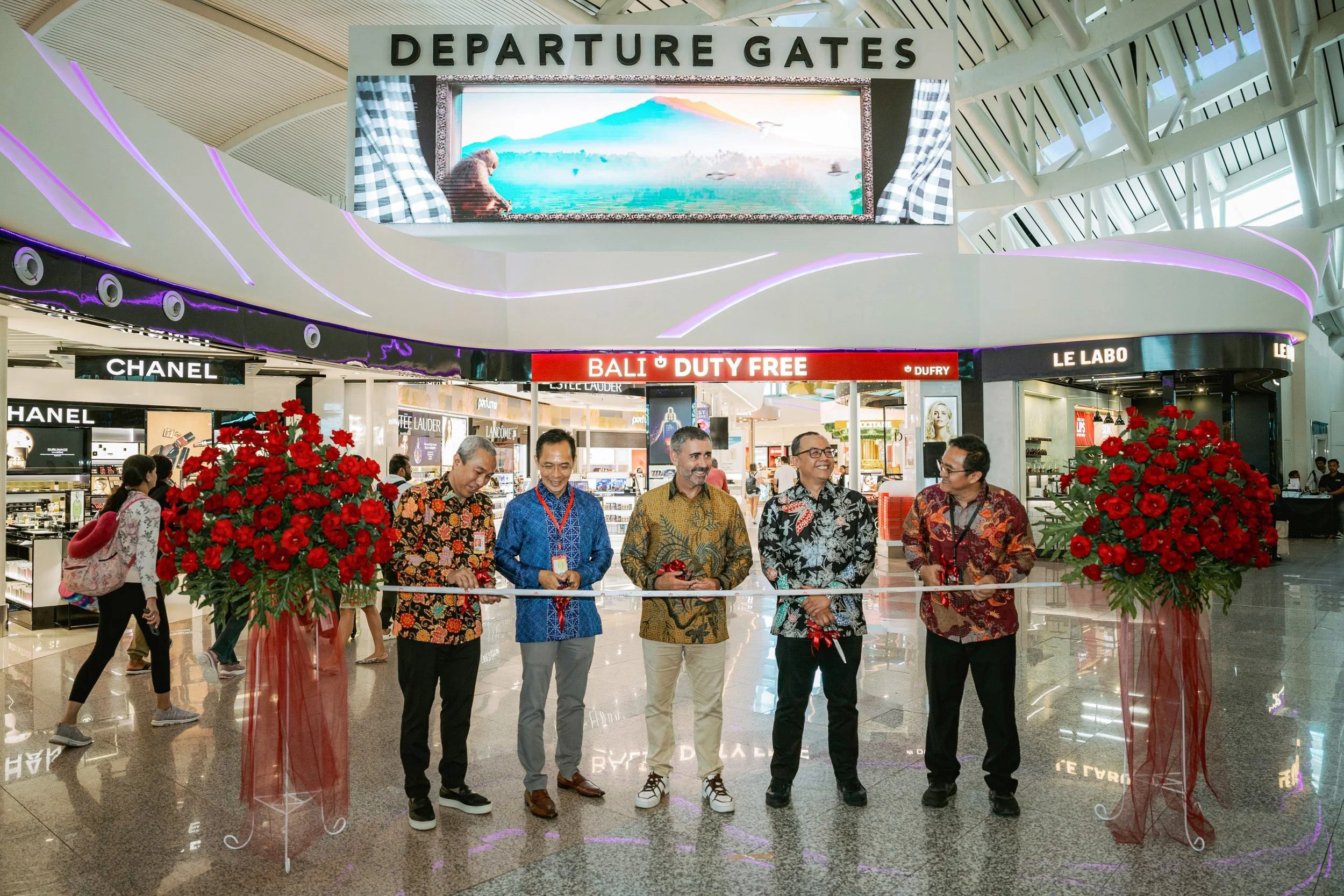 Proyecto integral de arquitectura y diseño para Bali Duty Free Shop en Indonesia por Campos & Pradel, expertos en travel retail y espacios comerciales aeroportuarios.