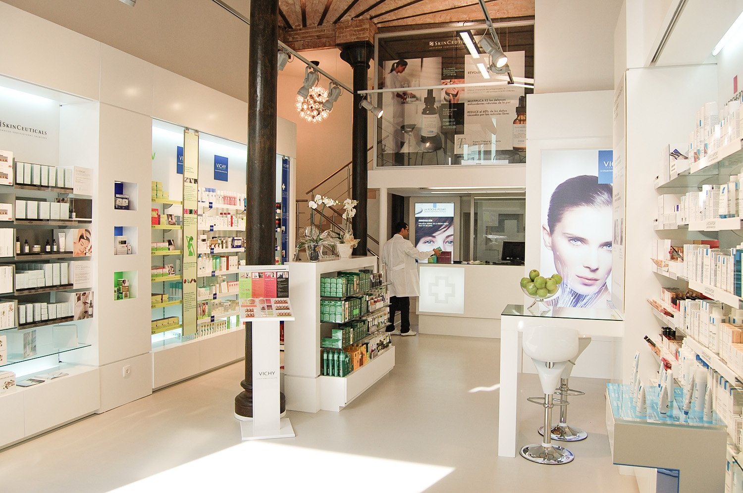 Proyecto integral de arquitectura comercial y diseño de interiores para la Farmacia Alomar en Barcelona, diseñado por Campos & Pradel para la sección Comercio & Hostelería.