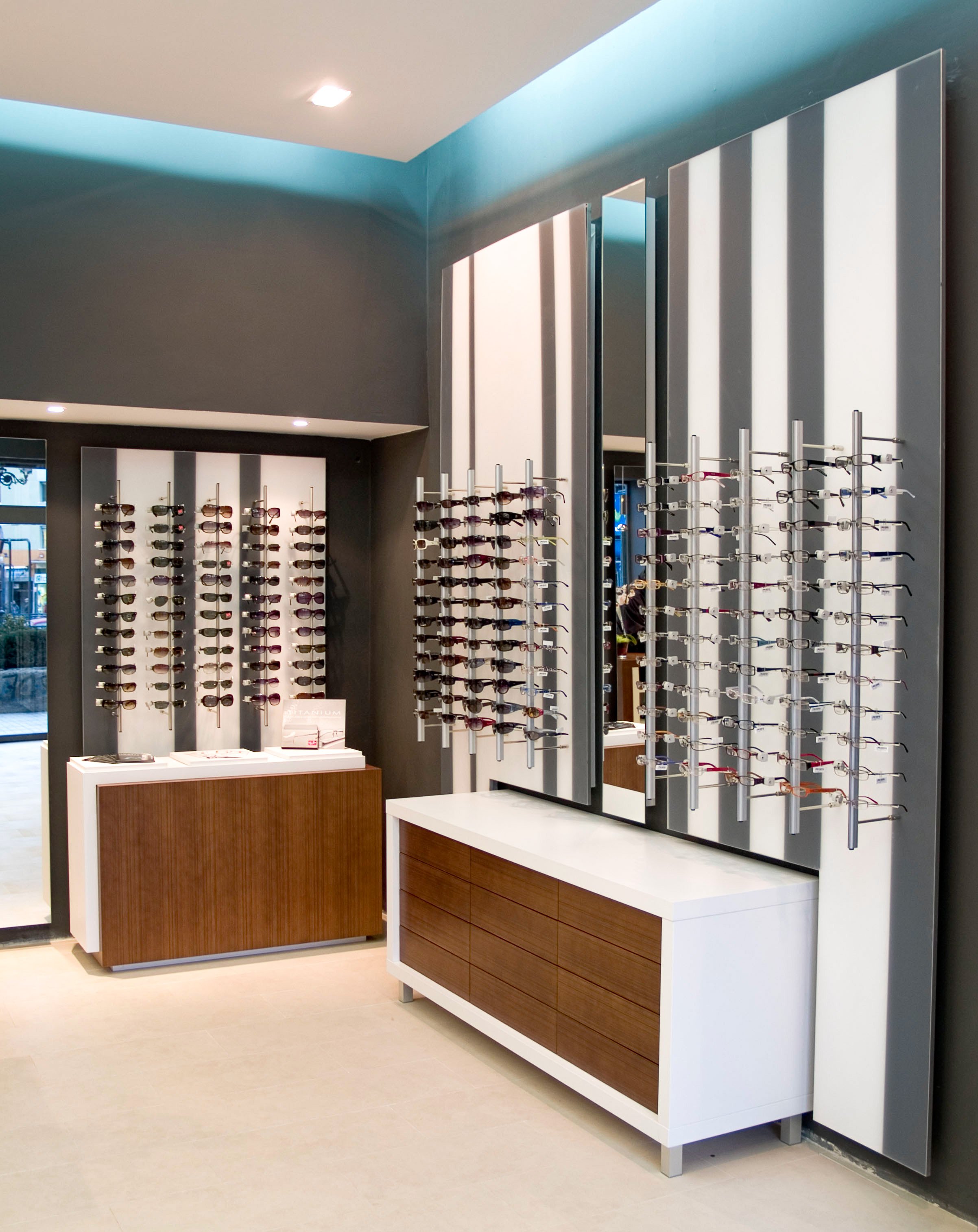 Diseño de interiores y mobiliario comercial para Óptica Opticalia en Madrid, proyecto de la sección Comercio & Hostelería por el estudio Campos & Pradel.