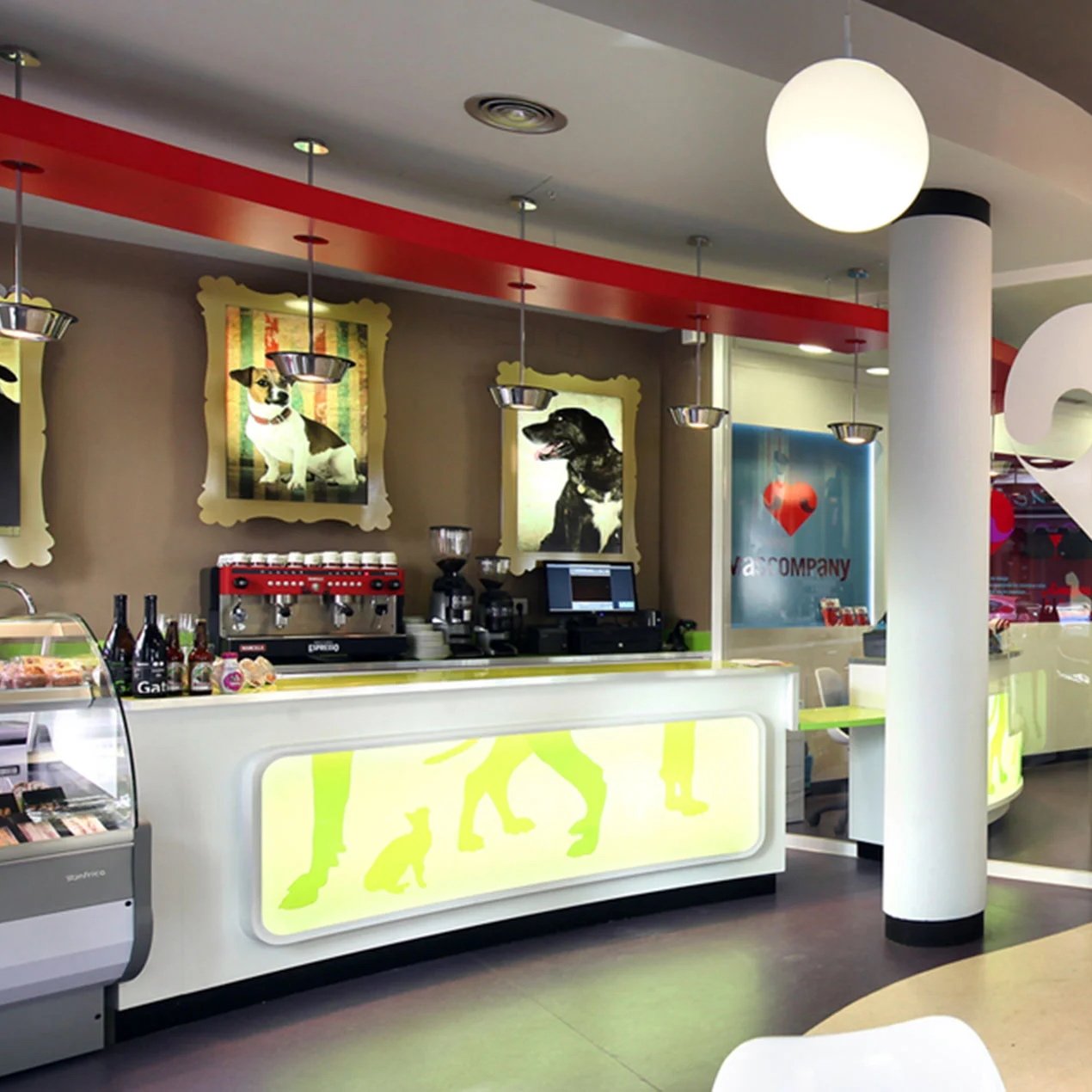 Diseño de interiores para la Clínica Veterinaria Mascompany en Madrid, un proyecto de la sección de Comercio & Hostelería de Campos & Pradel con enfoque en arquitectura comercial.