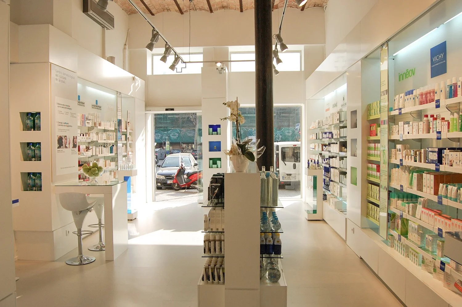 Arquitectura comercial y diseño de interiores para hostelería por Campos & Pradel: creación de espacios retail y experiencias de marca.