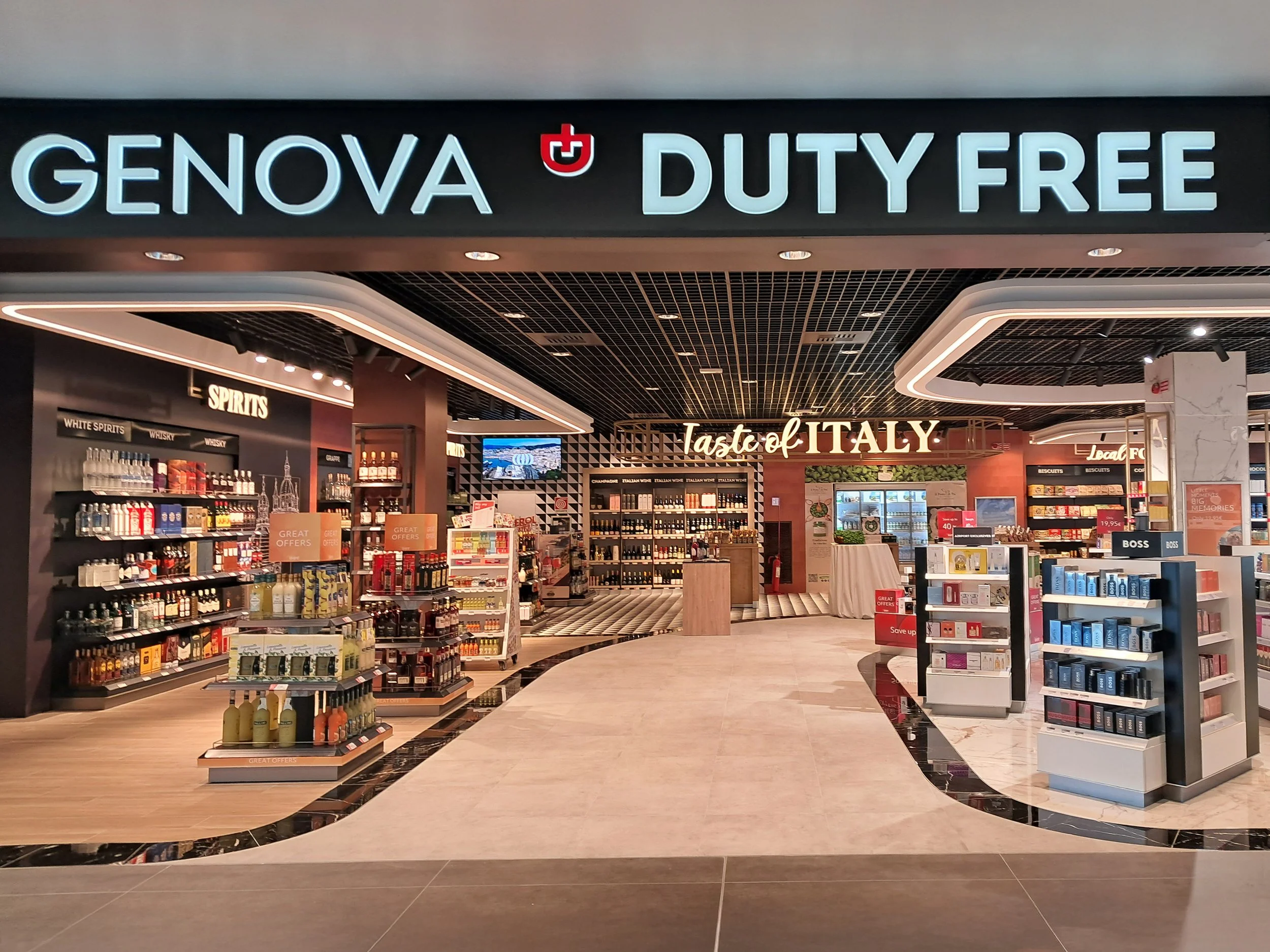 Fachada de la tienda Genoa Duty Free con diseño de arquitectura de identidad para el operador Avolta en Italia. Genoa Duty Free shop storefront with identity architecture design for airport operator Avolta in Italy.