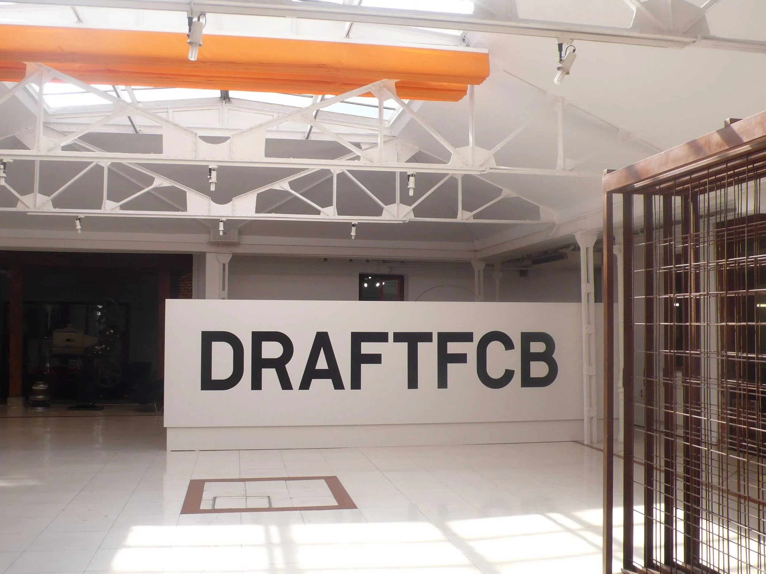 Diseño de oficinas modernas y arquitectura de espacios de trabajo por Campos & Pradel: proyectos de workplace design funcionales y productivos.