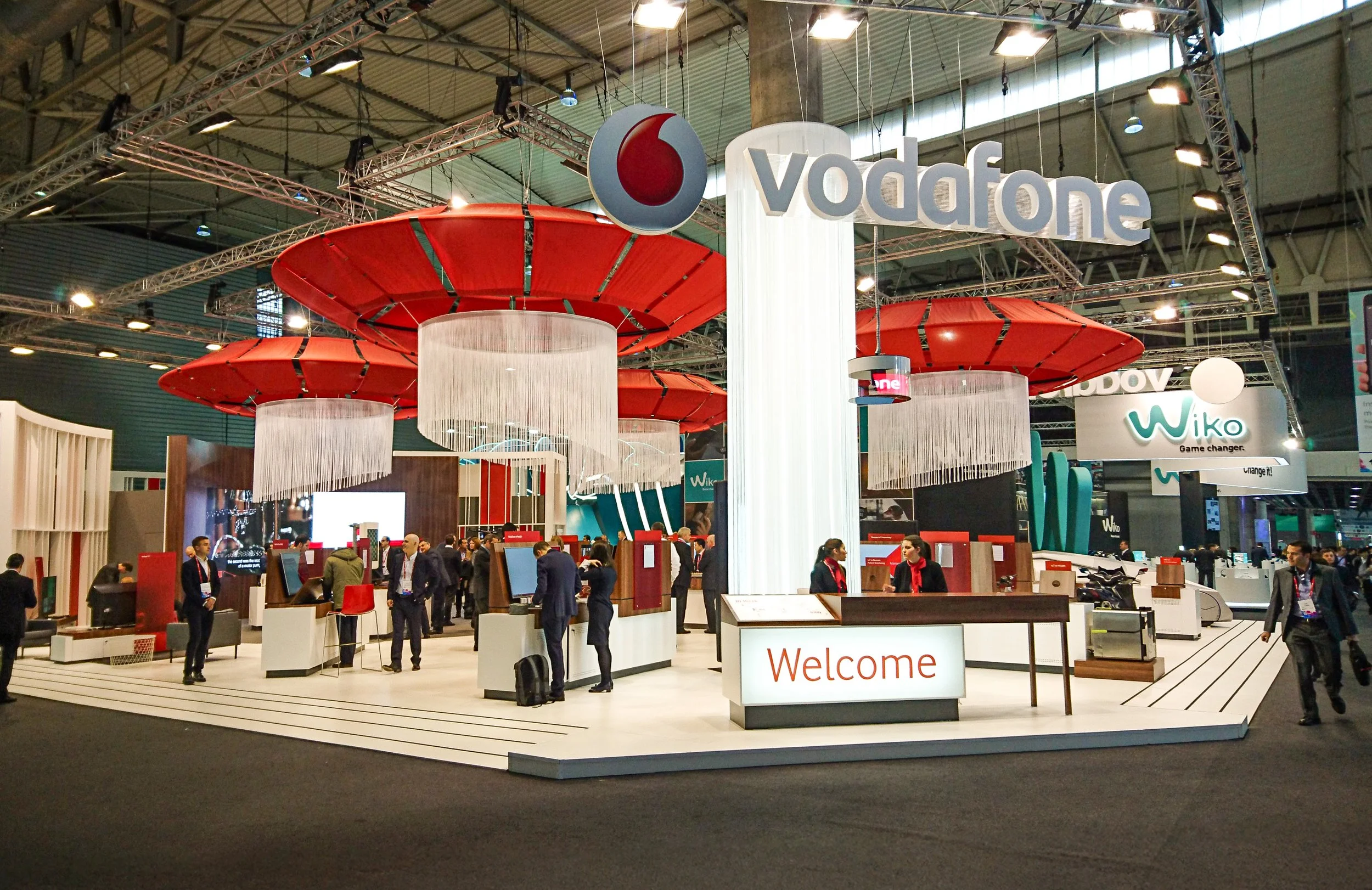 Arquitectura efímera de gran escala para el stand de Vodafone en el Mobile World Congress (MWC) de Barcelona, diseñada por Campos & Pradel con un concepto de ecosistema tecnológico dinámico.