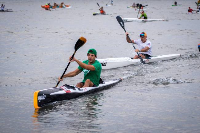 Mims leads Hipgrave shortly after the start.