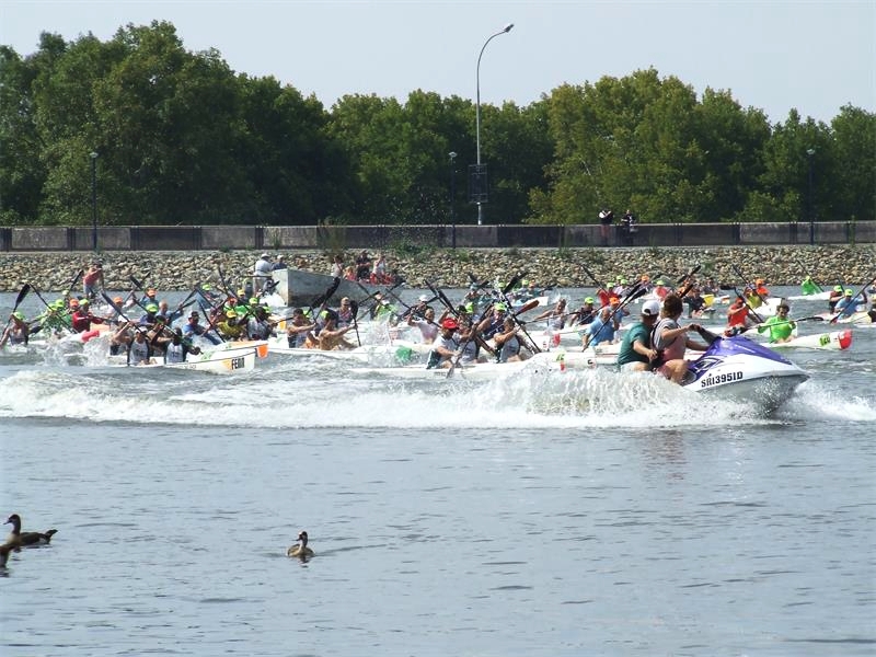 READY, STEADY, GO: The start bunch and all celebrities with the wave maker.