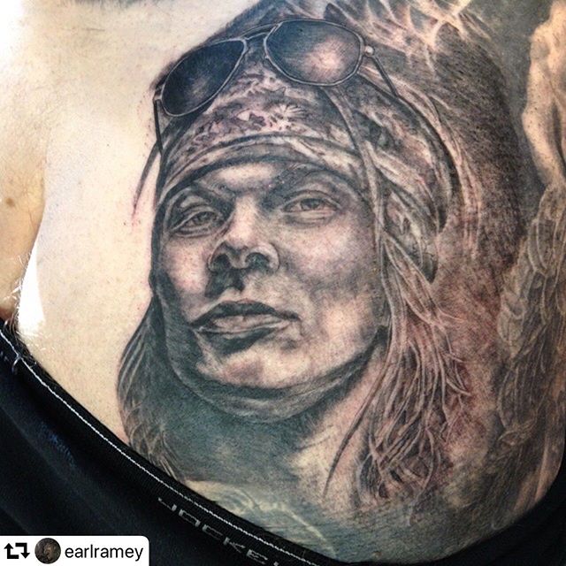 #repost @earlramey
・・・
#axlrose #asstattoo #butttattoo #blackandgrey #portraittattoo