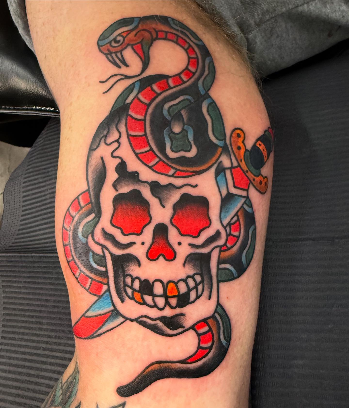 Simple is strong. Thats it. Thats the caption. 

Made at @electricdiamondtattoo with @blackclaw needles and @bowerssupply tattoo machines 

DM or email for appointments! 

.
.
.
.
.
.

&bull;
&bull;
&bull;
&bull;
&bull;
#electricdiamondtattoo #sethwa