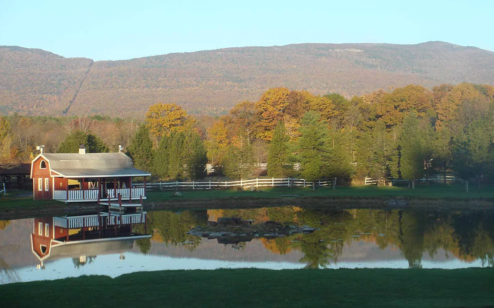 pond-house-relaxing-morning-sunshine.jpg