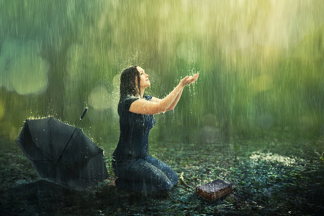 girl-in-rain_as113099943.jpg