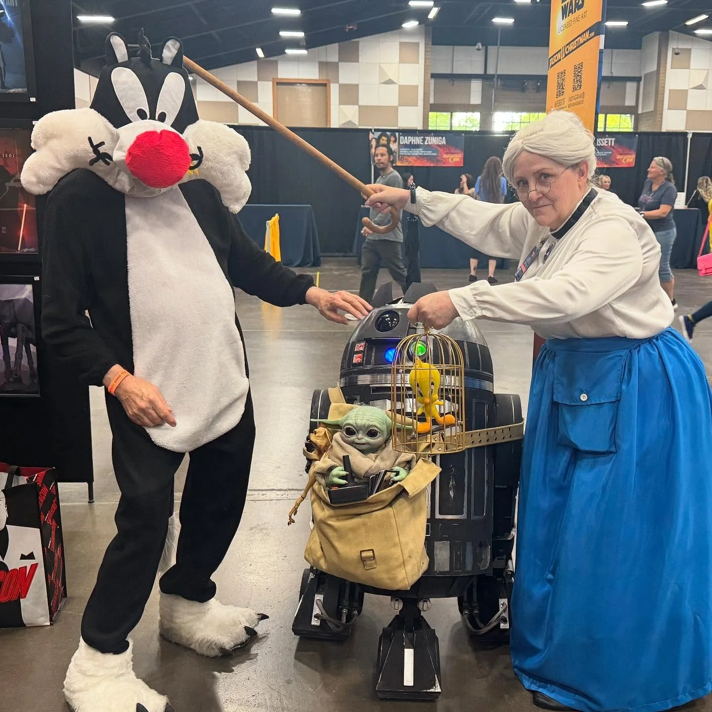 Best cosplay of the day. Granny Sylvester and tweety.  #wasummercon  #looneytunes