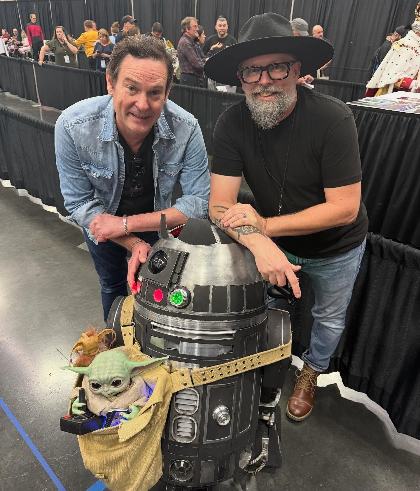 Got to meet Henry Thomas  @hjthomasjr Elliot from ET, at the #rosecitycomiccon last weekend and it felt like a being a kid again. He was super cool. Told me a little a story about making that movie and let me take a photo with him and my droid for fr