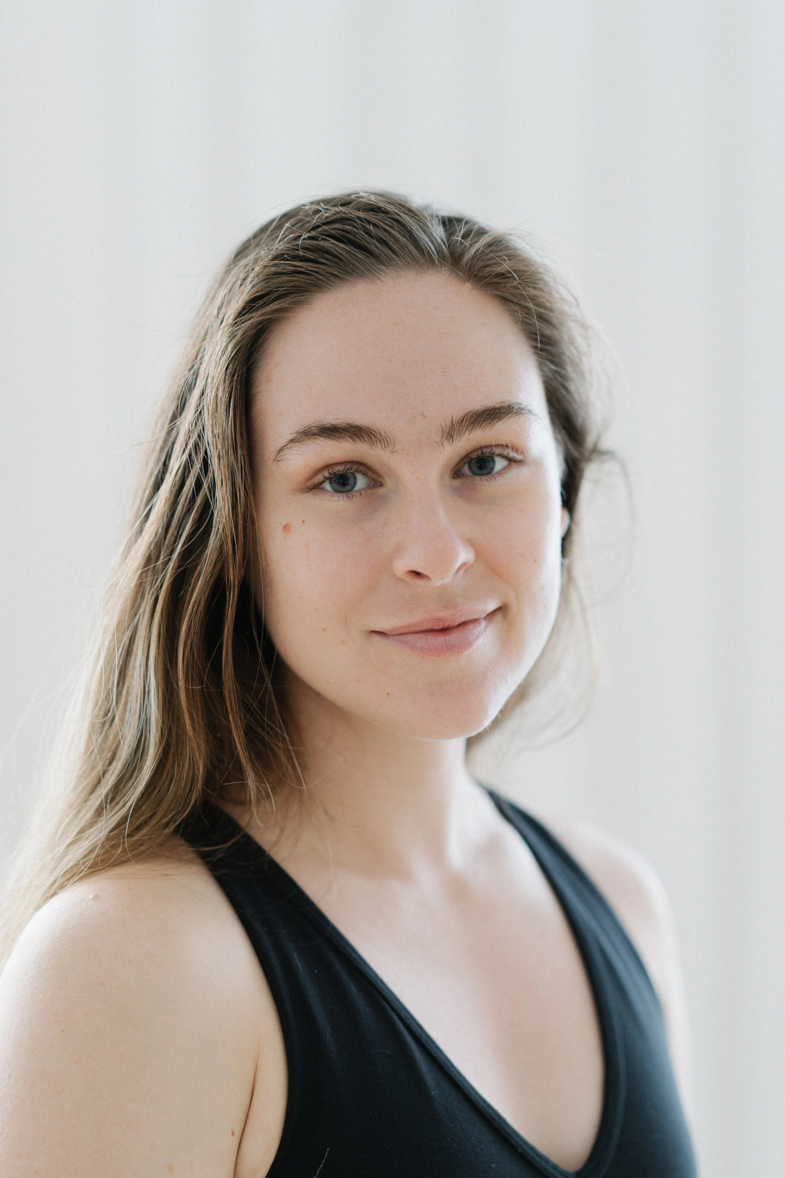 Elinor Tierney-Heckenberg (English) @ellie_and_willow As a child, I was introduced to meditation and yoga through my alternative primary school. I remember looking forward to these sessions and the sense of balance they imparted. Then, like many teens, I moved away from my roots to explore different ways of living, but in 2009 found myself in a small yoga class in a poorly lit community centre. It felt like coming home. Since this time I have practised with several teachers, and thank Mark Togni, Meghan Kirk, and Karyn Grenfell for their guidance. In 2015 I completed a Vinyasa Yoga teacher training with Diana and John Vitarelli in Philadelphia, USA, and have recently studied Ashtanga Yoga with renowned teacher Sharath Jois in Mysore, India. I love movement and health in all forms: I hold a degree in Exercise Science and am currently studying Medicine at the University of Melbourne. Over time the dedicated practice of yoga creates steadiness and an attitude of contentment, both of which I aim to bring into my classes. I offer challenging and fun lessons, grounded in the lineage of Classical Vinyasa Yoga.