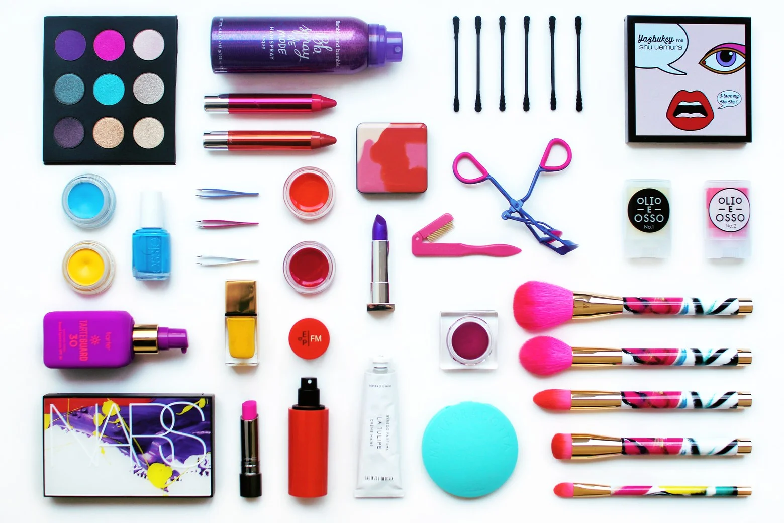 art-makeup-holding.jpg