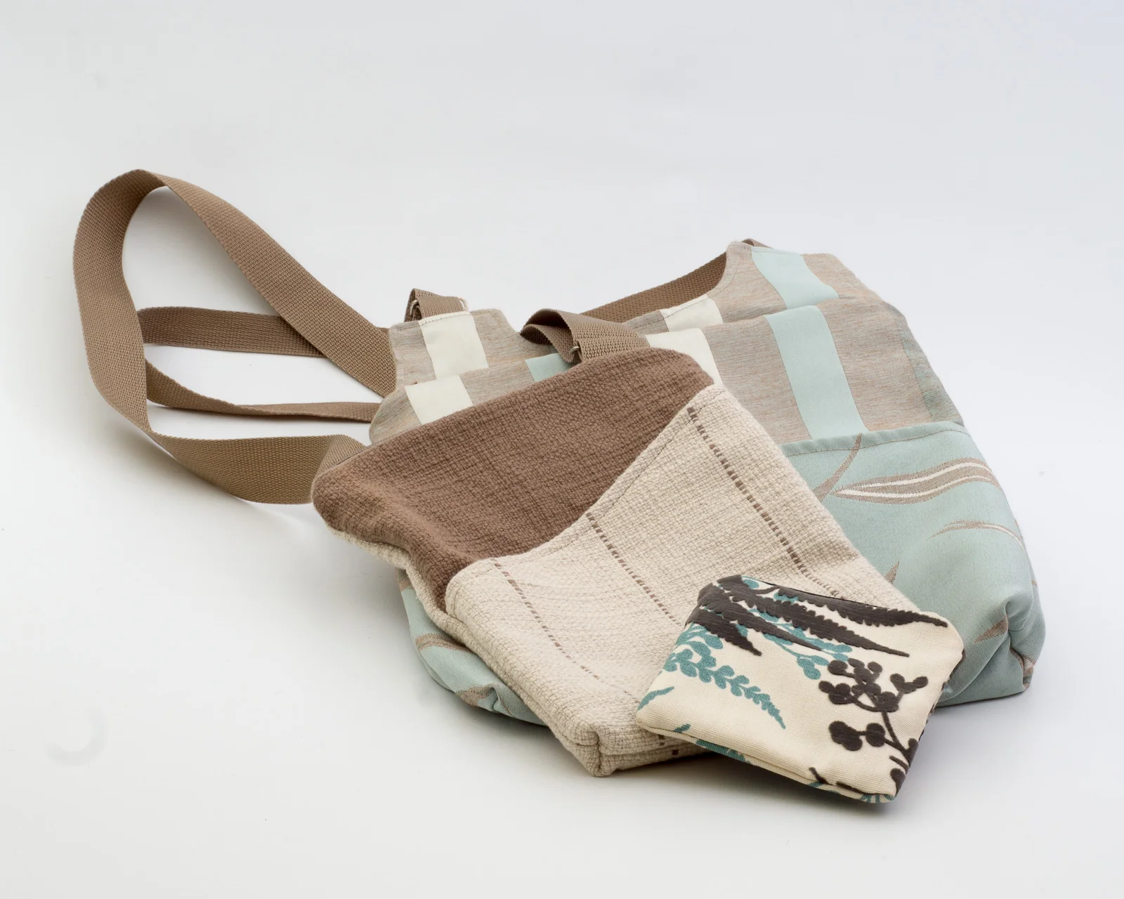 Color, texture, form and function - Jo-Anne Peltz creates beautiful purses, totes and zipper pouches. Sturdy adjustable handles, lots of inside pockets and gorgeous fabric combos.