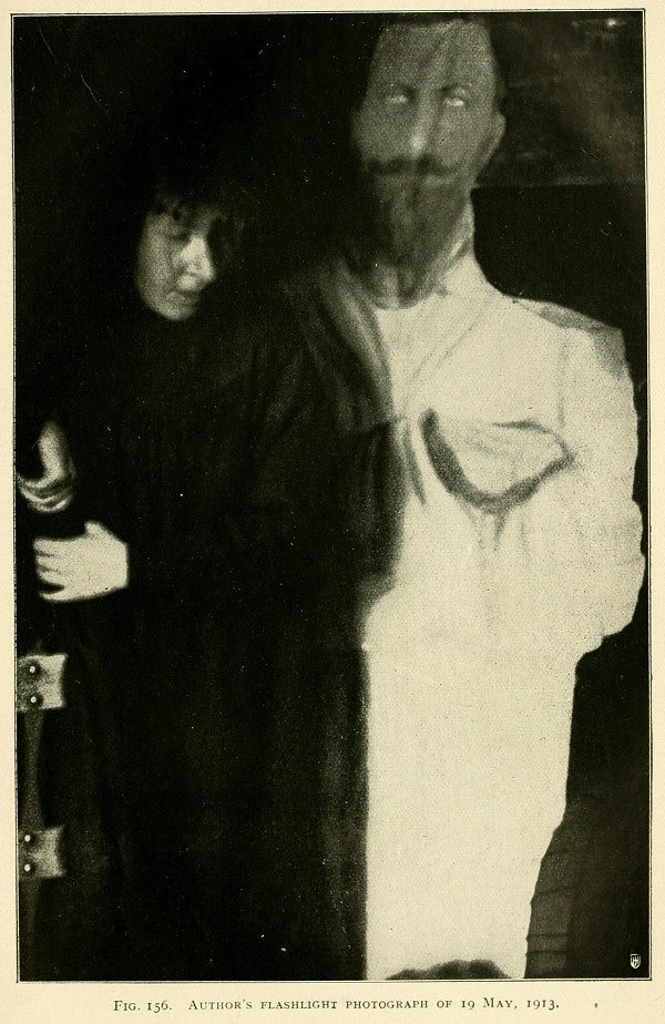 Supernatural - Photographs from a séance with Eva Carrière (1913).jpg