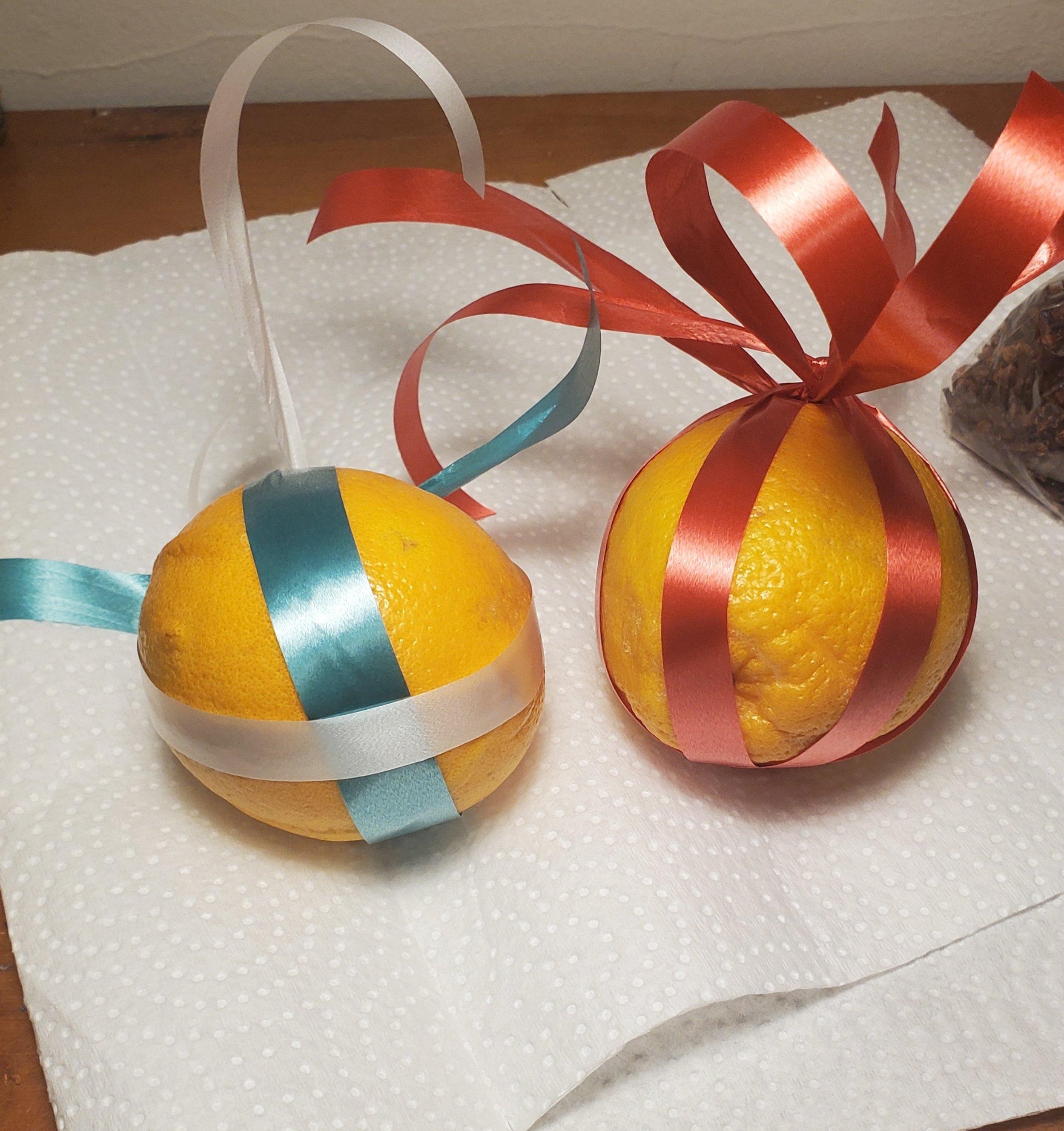  Decide how you want your pomander to hang and tie the ribbon around the orange accordingly.&nbsp; 