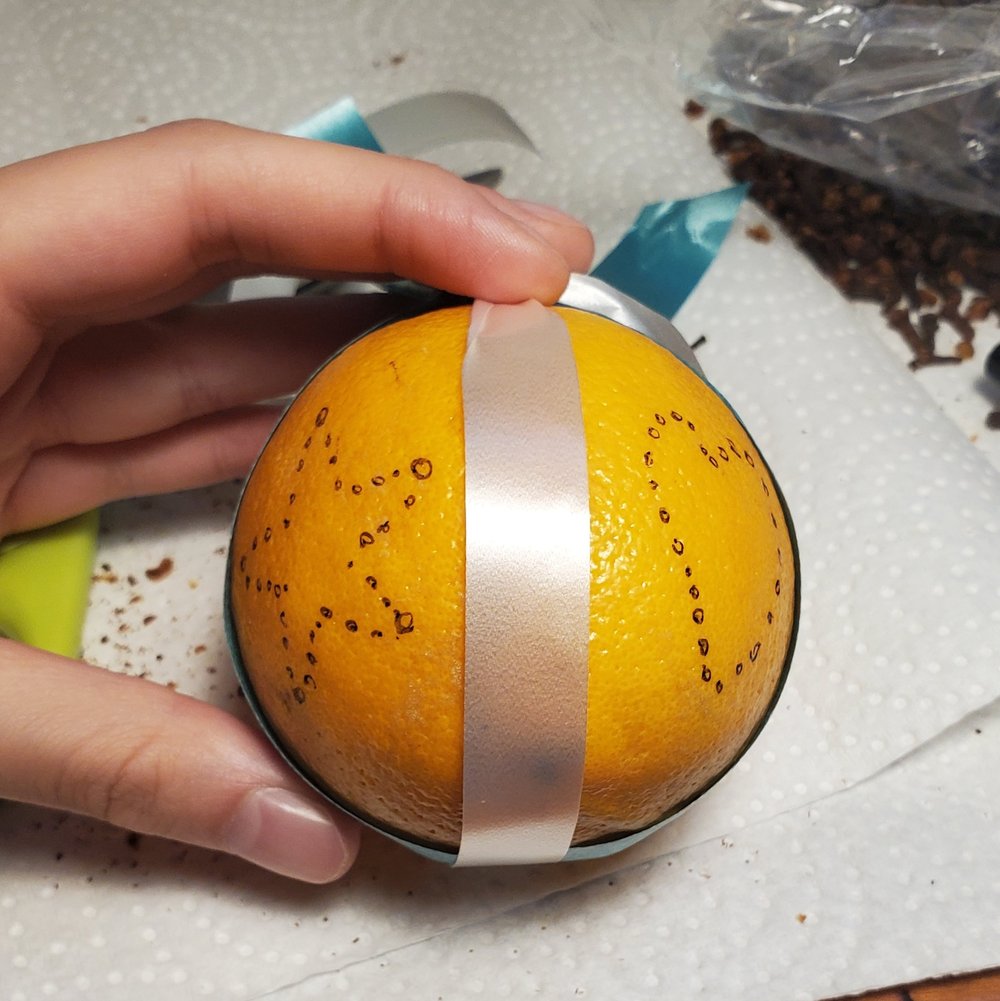  If you’d like to make designs on your orange, use a marker to draw them out. 
