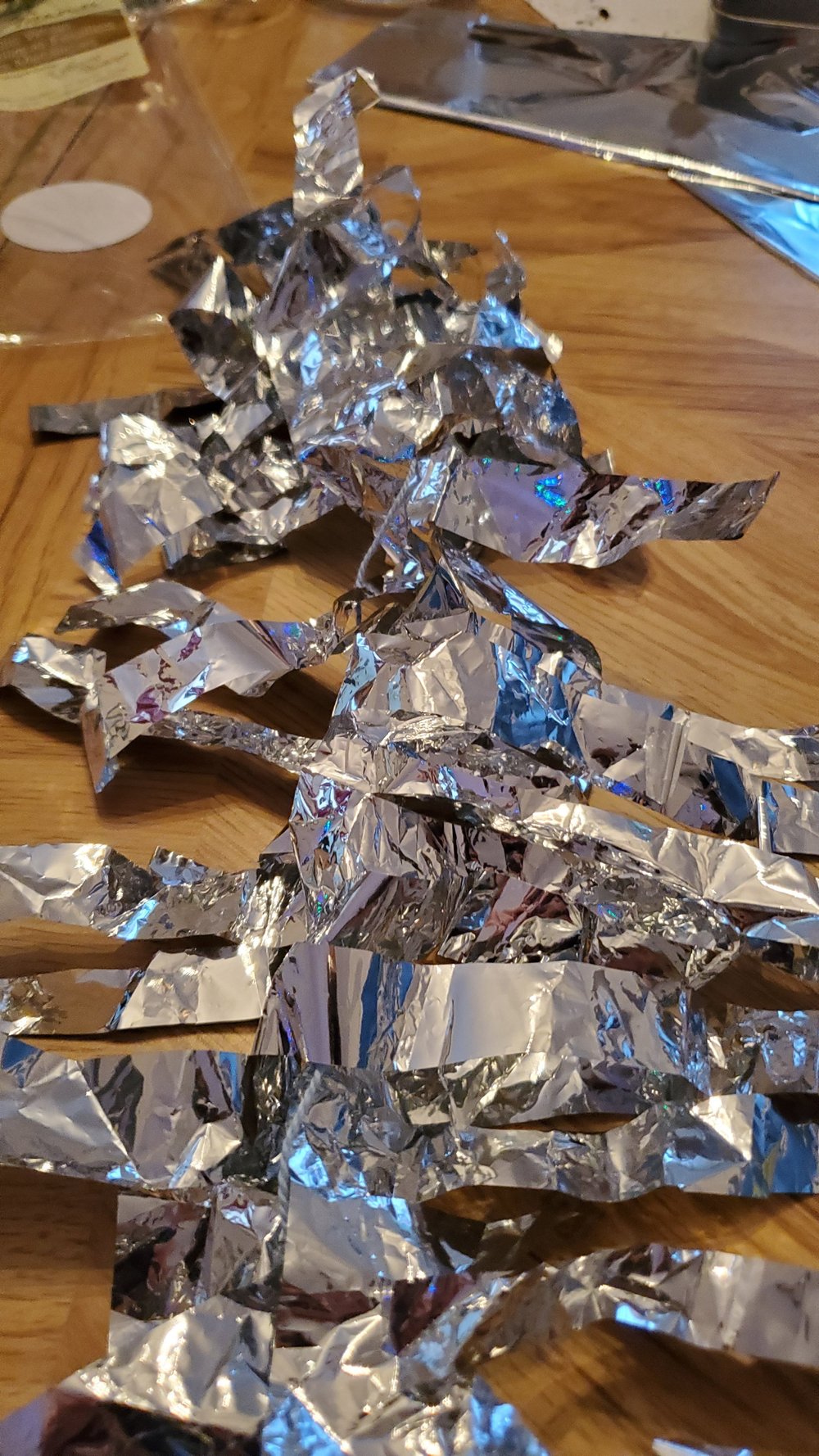 Wrap the foil around the string. 