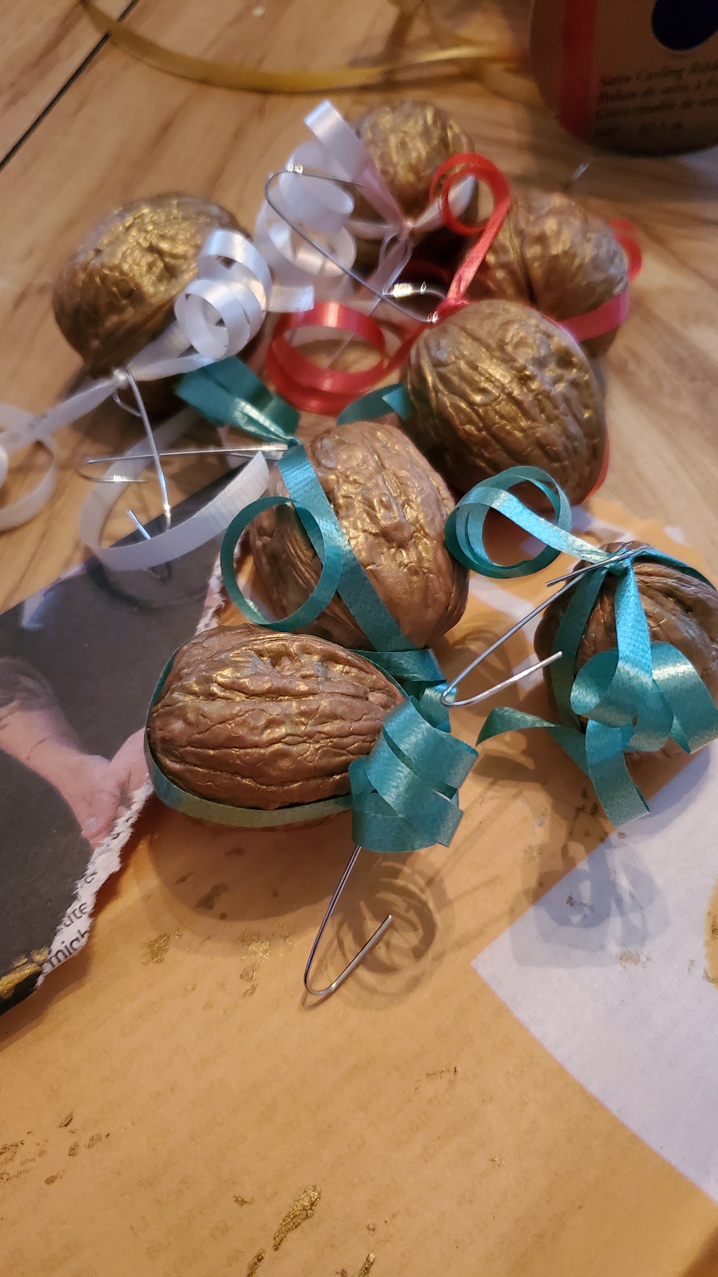  Now your walnuts are gilded and ready to hang! 