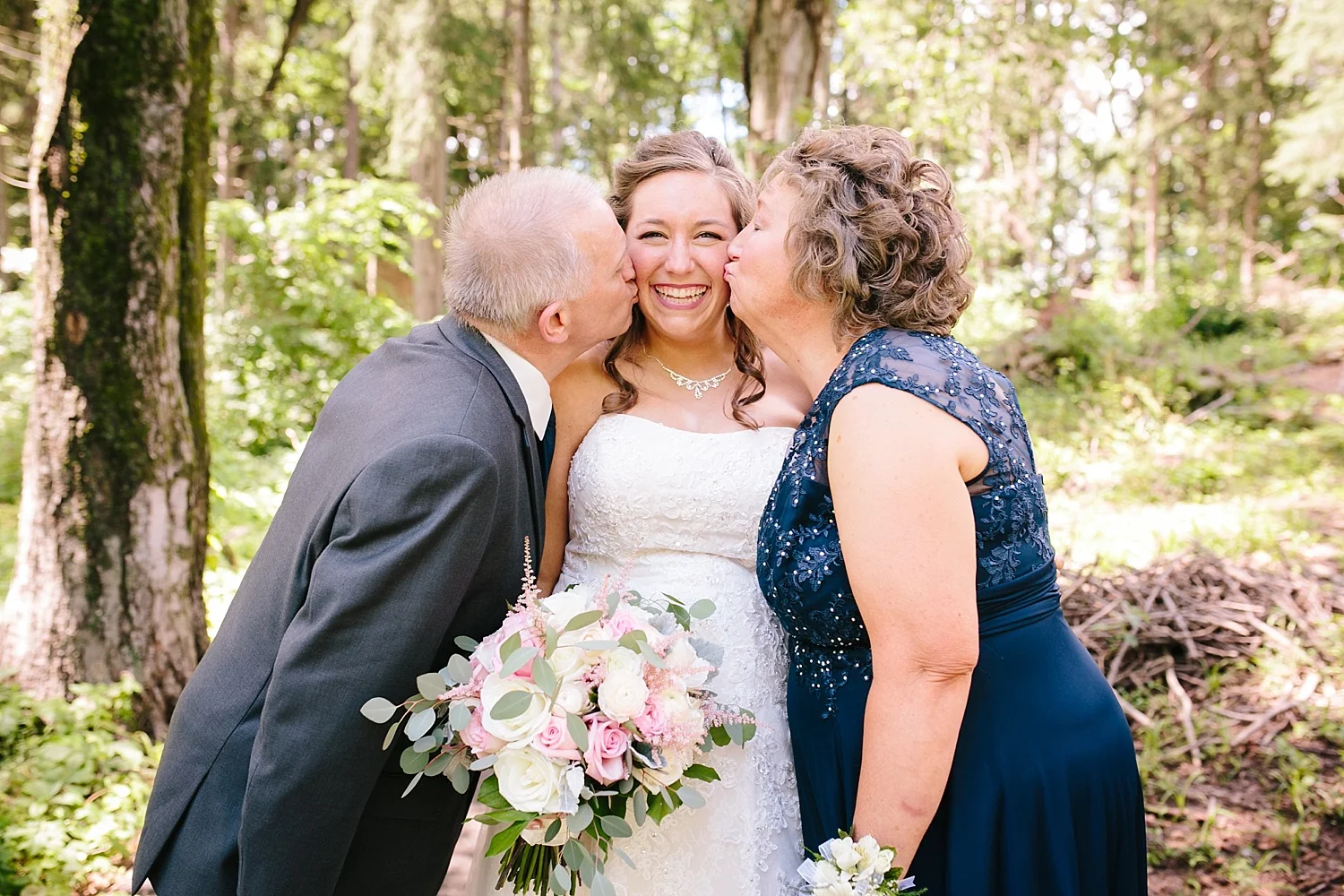 lizbrandon_rosebankwinery_newtown_summer_wedding_image_035.jpg