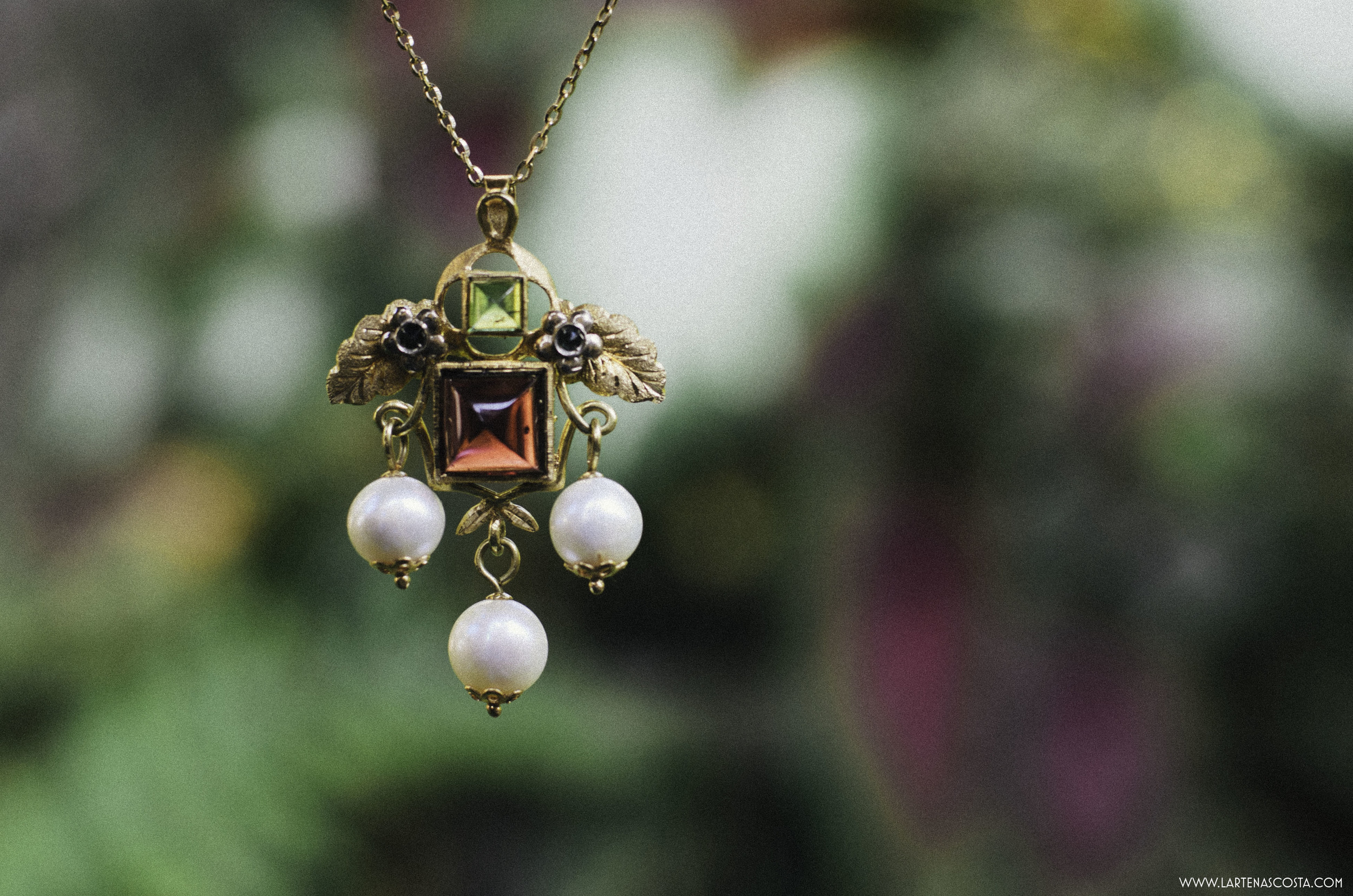 A pendant handmade by Paolo Penko in in solid gold and semiprecious stones - inspired by "Le Tre Grazie" from Botticelli's La Primavera ( CLICK HERE ).