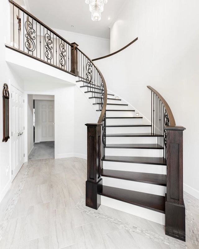 White oak curvy stuff! We built these newels in the shop and had a fun time curving the rails up on site.  Did not have fun mortising each one of the solid steel scrolls by hand, however! 😱. Awesome photos by the talented @dashaaphotos
Design: @mint