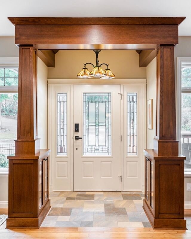 White oak built-ins to define this small foyer for some awesome clients this past summer.  Love the tapered shaker columns. #craftsmanstyle #stainedglass .
.
.
📸@dashaaphotos