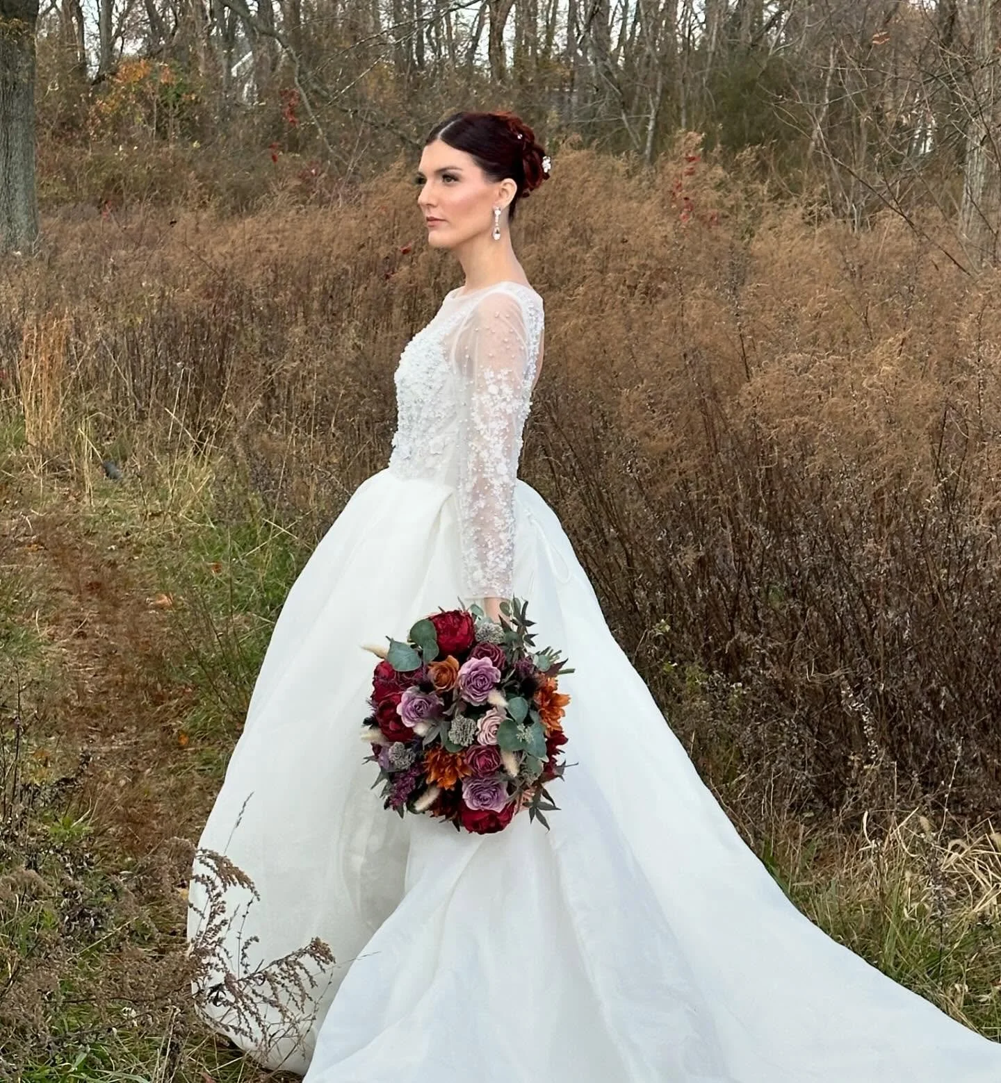 A cold but creative Fall day spent creating with such amazing wedding vendors + creative souls 👰🏻&zwj;♀️🍂✨💐 model @jackie_cremer with @mercurymgmt florals by @_bloomandbranch hair + makeup by @wildflowerbeautyandcompany photographed by @petalandp