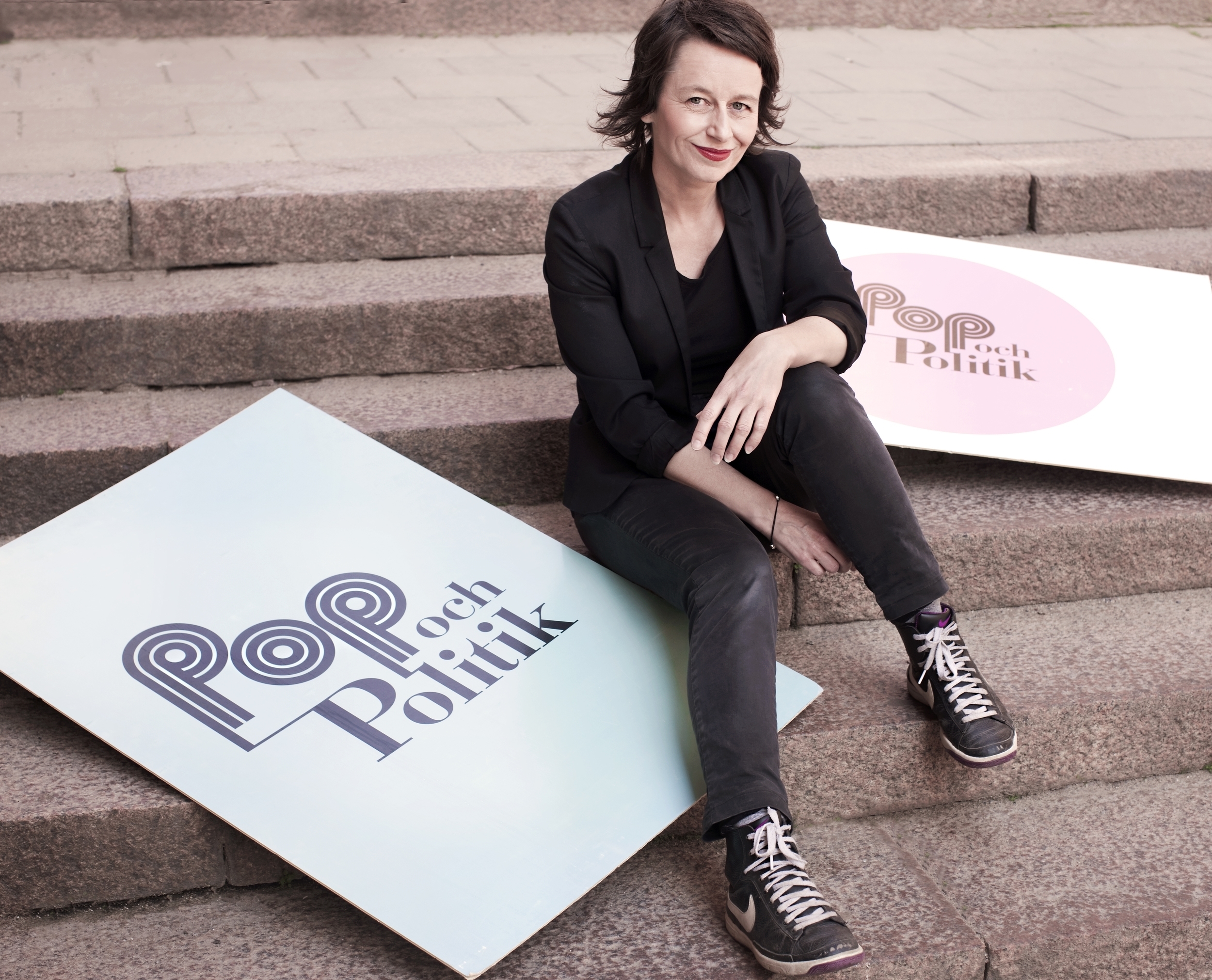 Bild tagen av finfina fotografen Mattias Bardå för Pop och politik 2012. Vi släpade runt på de där skyltarna lite varstans och researchern Carin Evander agerade bärhjälp och fotoassistent om vartannat. Mattias Bardås hemsida
