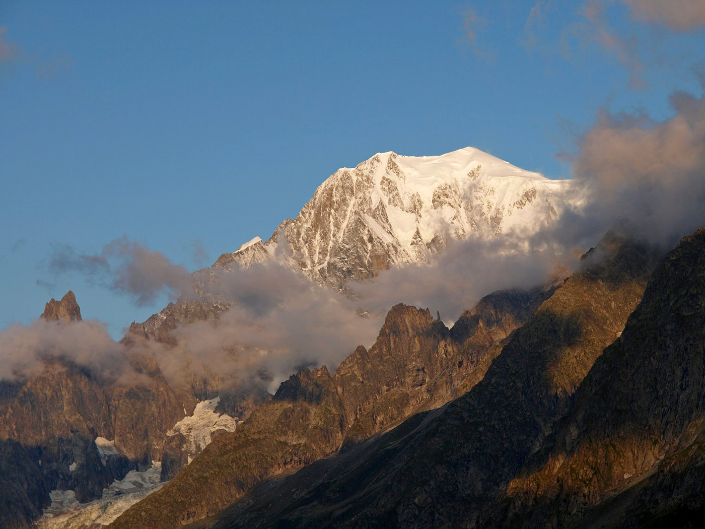 CH190399-dopo-il-temporale-notturno-al-rifugio-Bonatti-arriva-il-sole.jpg