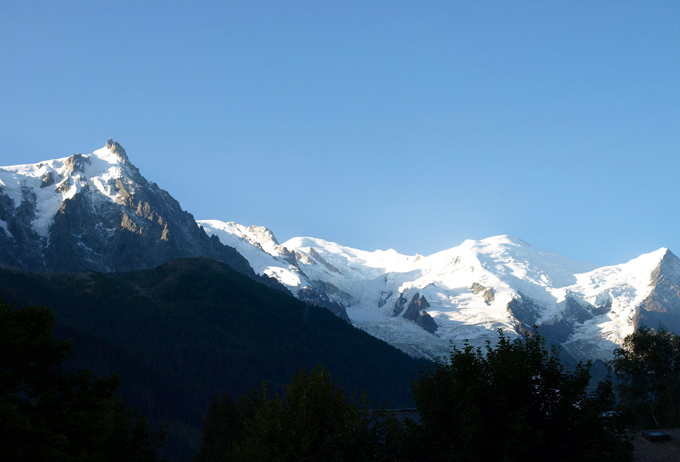 CH150531-LÂiguilles-de-Midi,-la-Mer-del-Glace,-il-Monte-Bianco-e-la-lingua-di-ghiaccio-da-les-Bossons-che-arriva-fino-a-mezza-montagna.jpg