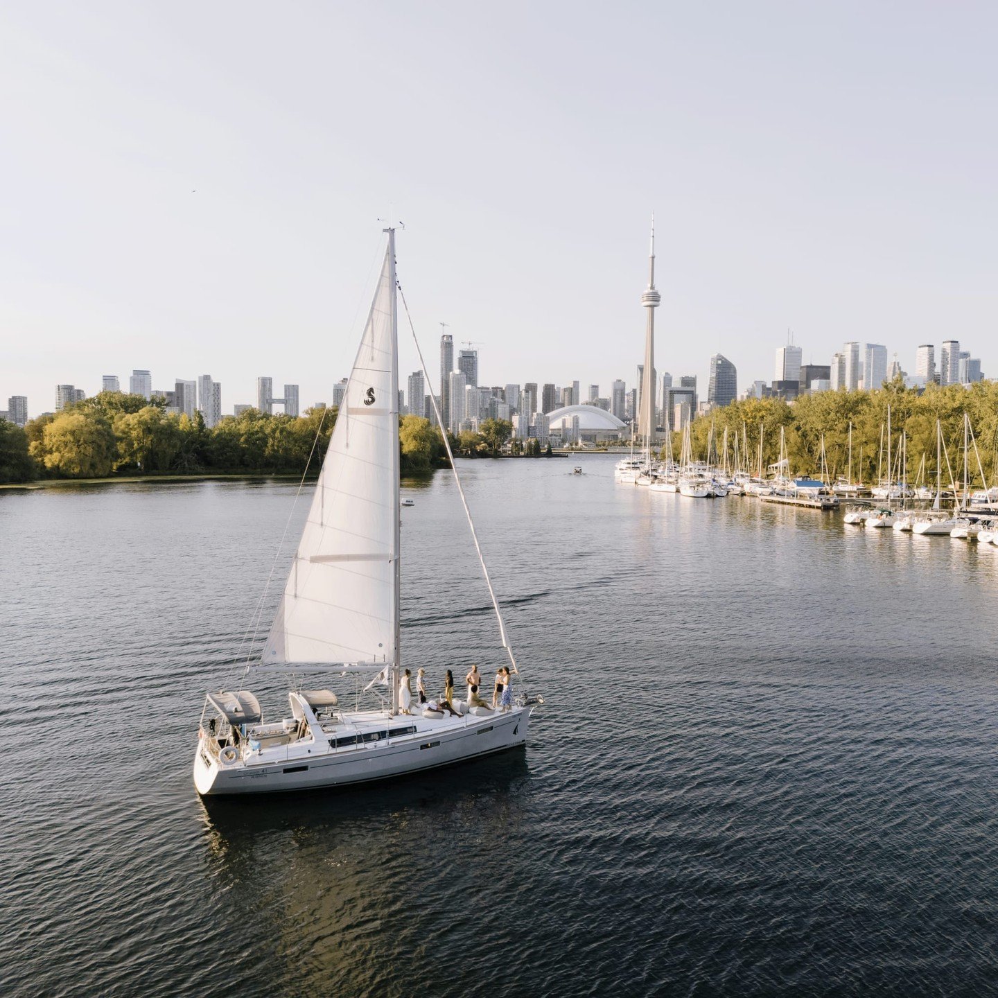 Toronto’s waterfront is where the city truly comes alive. ππ
Along the shores of Lake Ontario, locals sail, paddleboard, and unwind at lakeside beaches and green spaces. Add in open-air patios, cultural festivals, and scenic parks, and you&r