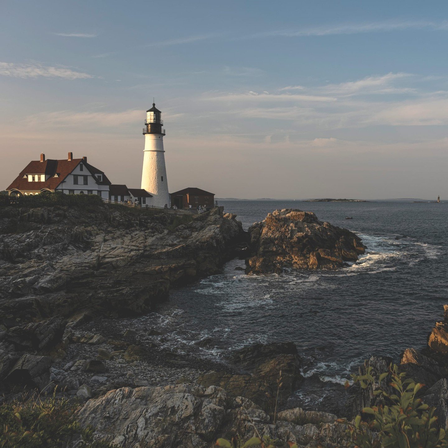 Soft dunes, salt air, and seaside galleries.
Coastal Maine offers a slower rhythm for families looking to reconnect. Whether you're joining a plein air class in Ogunquit or enjoying lobster dinners by the coast, this stretch of shoreline has a story