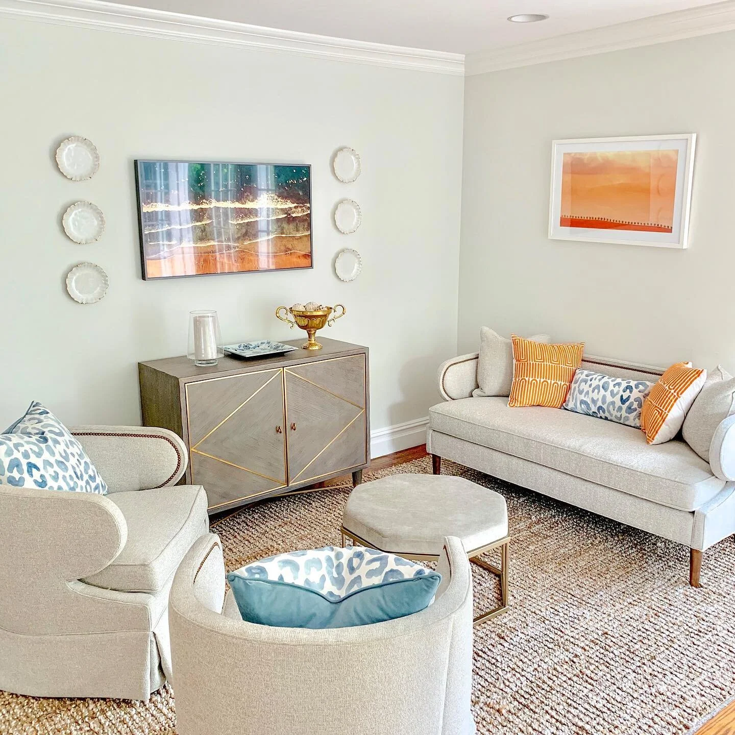 We went neutral with some pops of coastal color for this serene sitting area. Oh, and did you notice that TV? 👀📺#collaboratewithus .
.
.
#homedecor #livingroomdecor #sittingroom #samsungframe #interiordesigner #westchesterdesign #familyroom #interi