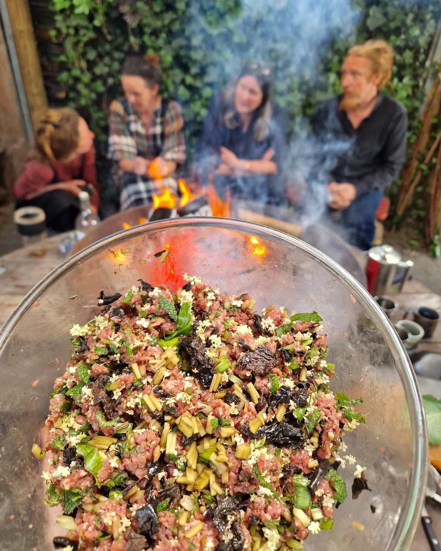 Another beautiful @wildbiomeproject meetup, this time hosted by the brilliant @julia.b2003 at her space at in London @cody_dockers.

🔥 Our Feast Menu! 🔥

Venison burgers &amp; breads by @inwildservice&lsquo;s experiments with wild yeast

Burdock st