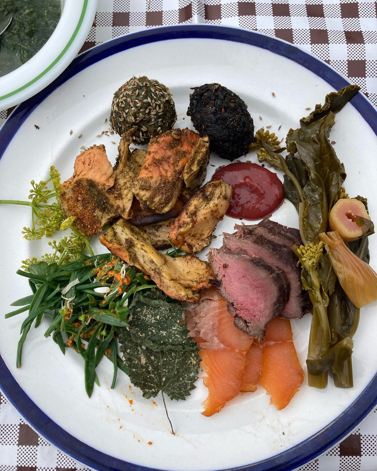 A feast! Last week, the South East members of the Wildbiome Project held a meetup to harvest and process Alexander roots, hosted by the &lsquo;xander guru herself, Hetty @inwildservice. Everyone brought some of their own special treats to share, and 