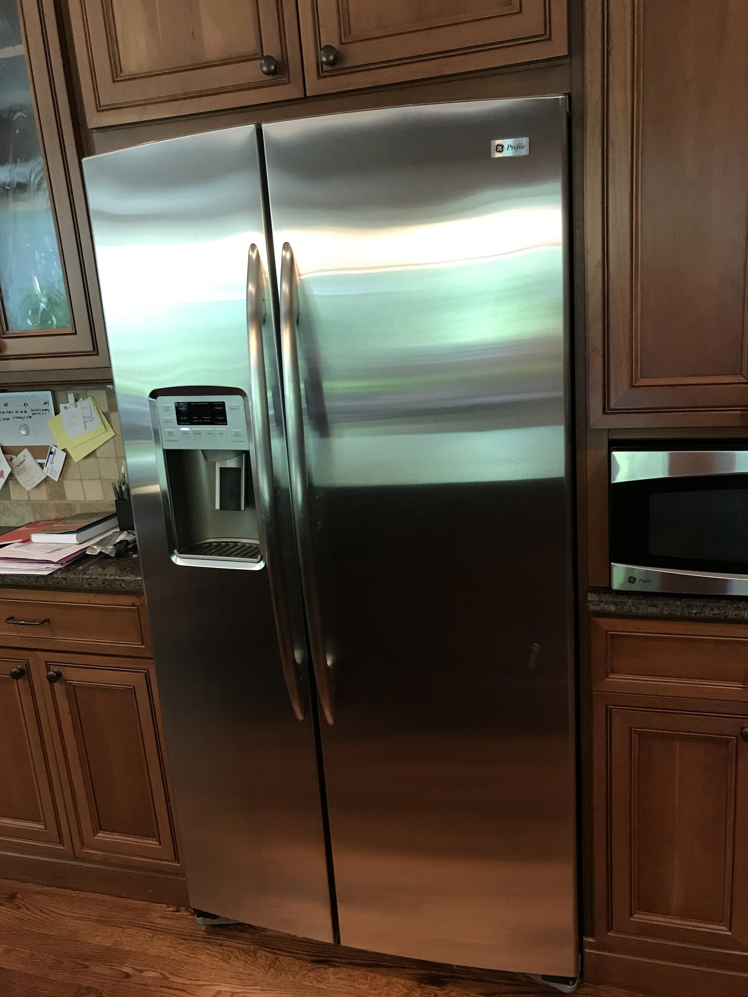 Beautiful Chef's Kitchen Medium Brown Glass Stainless Steel