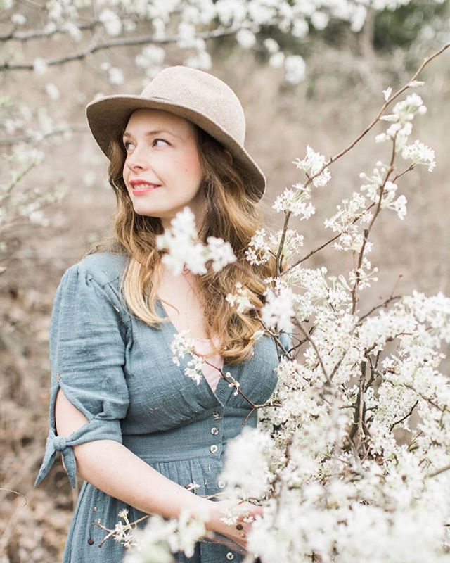 Happy Spring!! Some people rejoice at decorative gourd season, I&rsquo;m a fan of flowering branch season. Come to my spring flower workshops with @handpickedatl and we will talk all about foraging for pretty things 🌸
Photographer @lindseylaruephoto