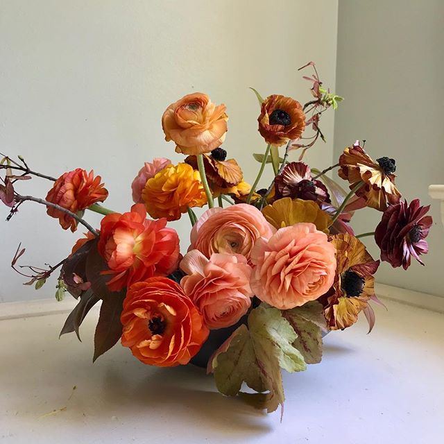 Be warned: this is the direction I’m going with my work and I’m feeling solid about it 👍
Last week I got a call for a private event wanting burnt orange and yellow (if that was possible). Is this totally outside of my comfort zone? Yes. Is it possible? Absolutely yes. 
Everything in this arrangement purchased locally from @3porchfarm with some extras thrown in from foraging in my yard ✨