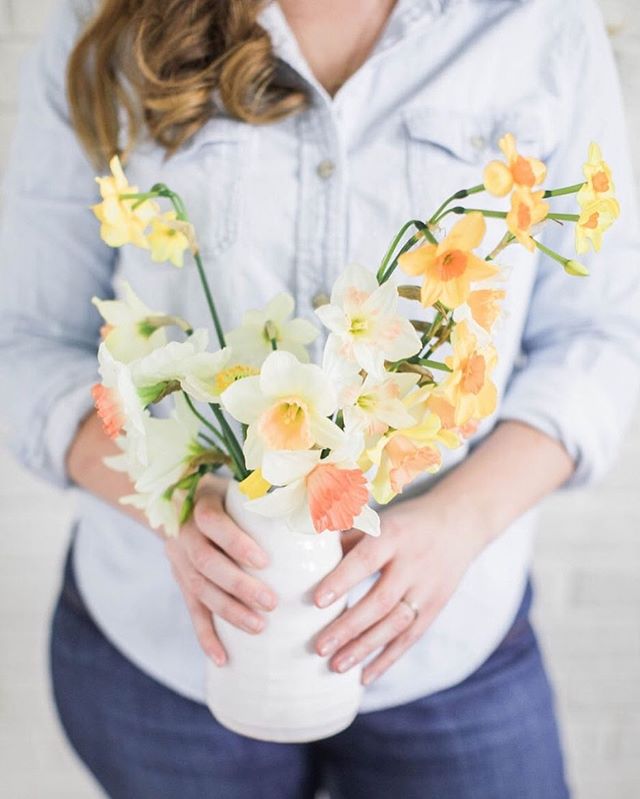 Life moves pretty fast. If you don't stop and look around once in a while, you could miss it.⠀
True for life And flowers. Come play with locally grown spring flowers at our floral arrangement workshops, link in bio 🙌⠀
Photo @lindseylaruephoto