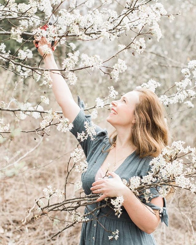 If you come to my spring floral workshops, Be Warned. Foraging for leaves and blooms can be addictive. I started obsessing about things growing on the side of the road about 4 years ago and it’s only getting more serious. You can learn more about foraging at our spring workshops, link in bio or visit @handpickedatl 💃⠀
Photo @lindseylaruephoto
