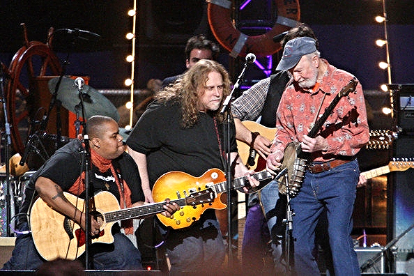 Toshi, Warren Haynes and Pete Seeger perform in the Clearwater Benefit Concert. Photo: Bryan Bedder/Getty Images.
