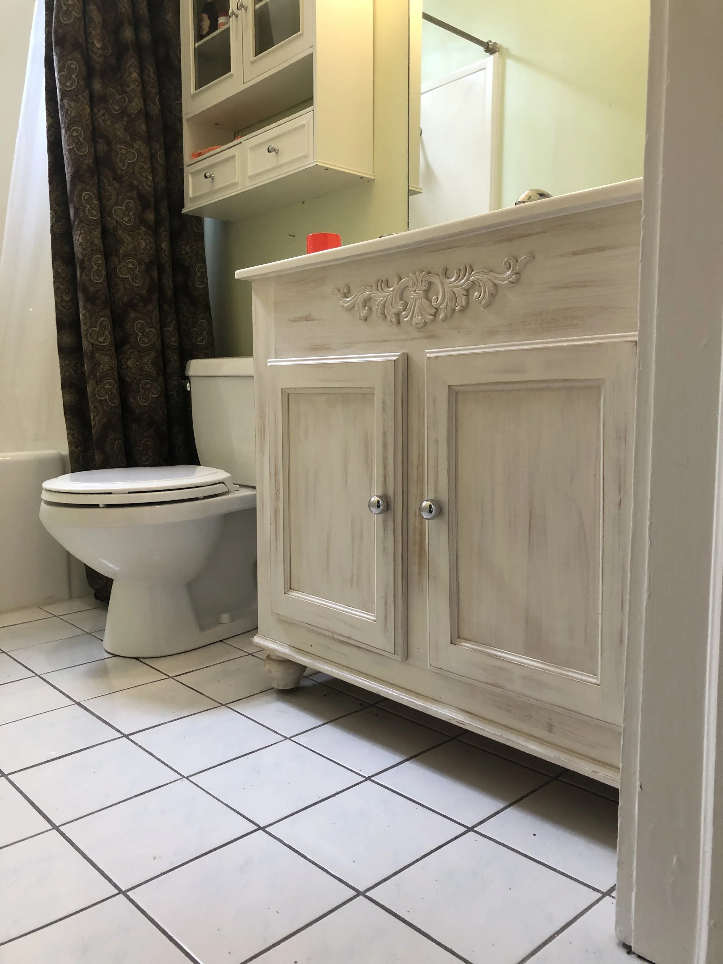 bathroom before pic 2.jpeg