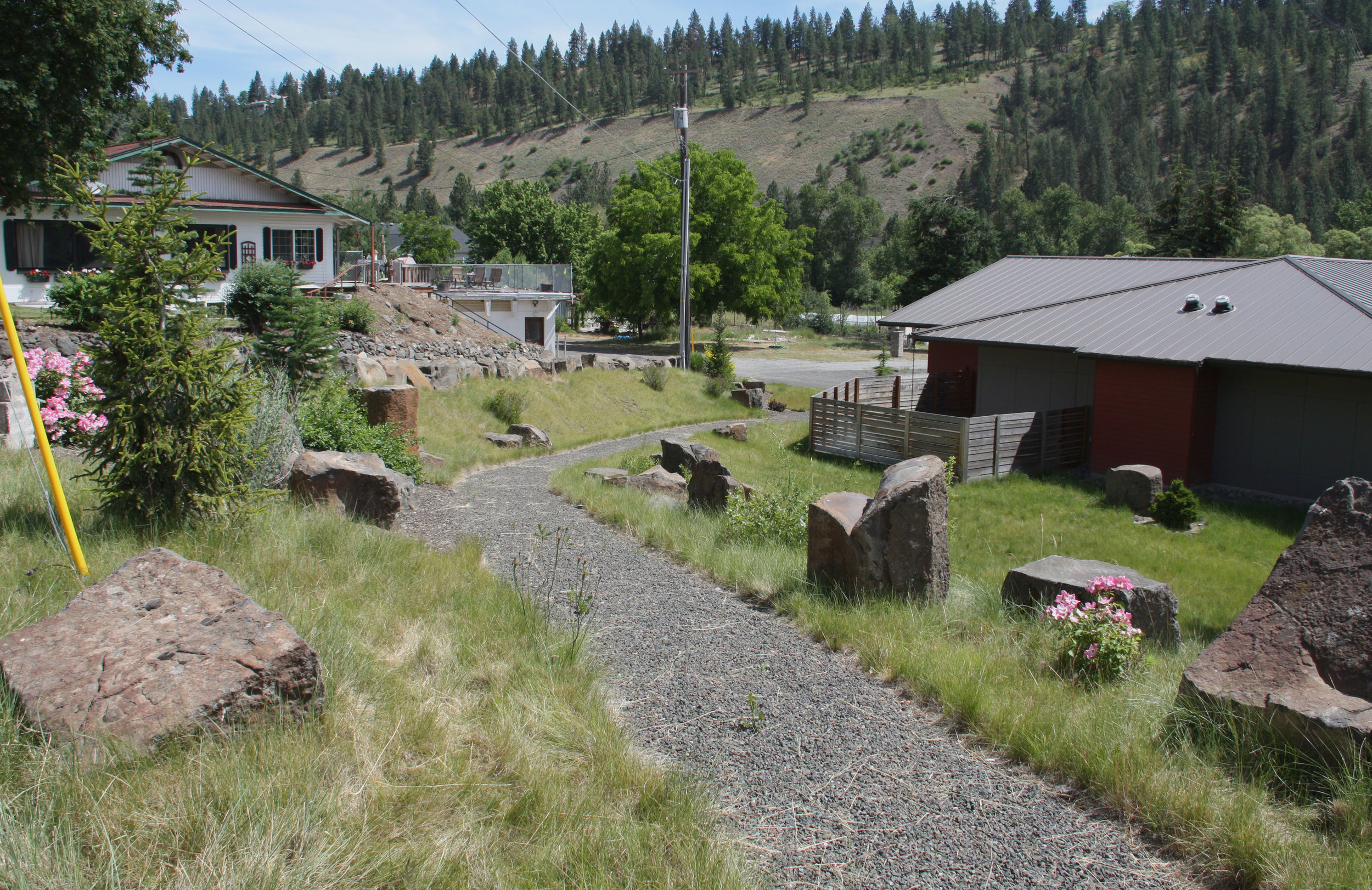 basalt-outcrops-gravel-path.JPG