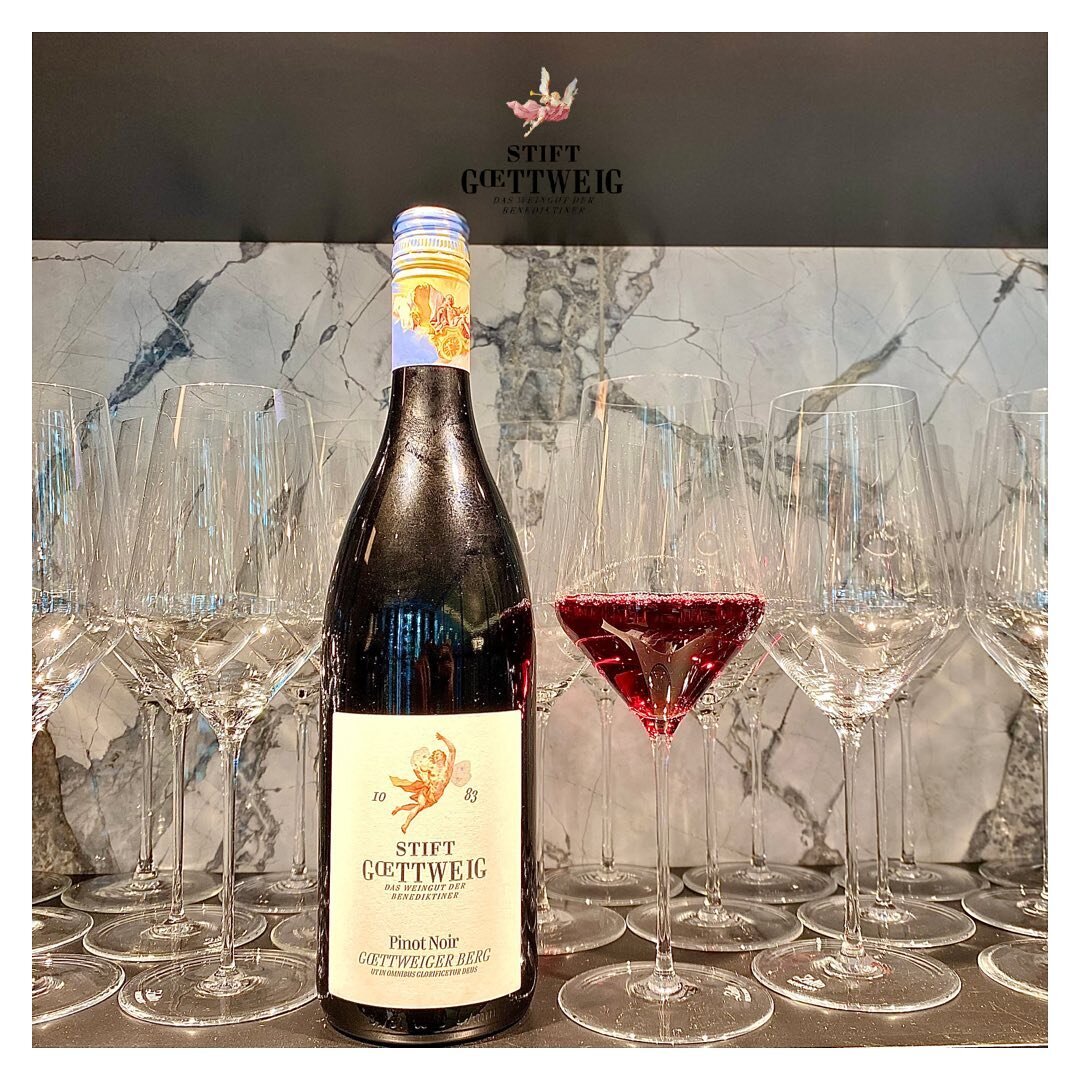 New vintage Pinot Noir out now 🍷🍇 Brilliant 2021 has been a memorable year at G&ouml;ttweiger Berg!

Juicy tannins, raspberry, cranberry, sweet extract fruit, well integrated acidity - a lively and charming expression of Pinot! 

#pinotnoir #pinotn