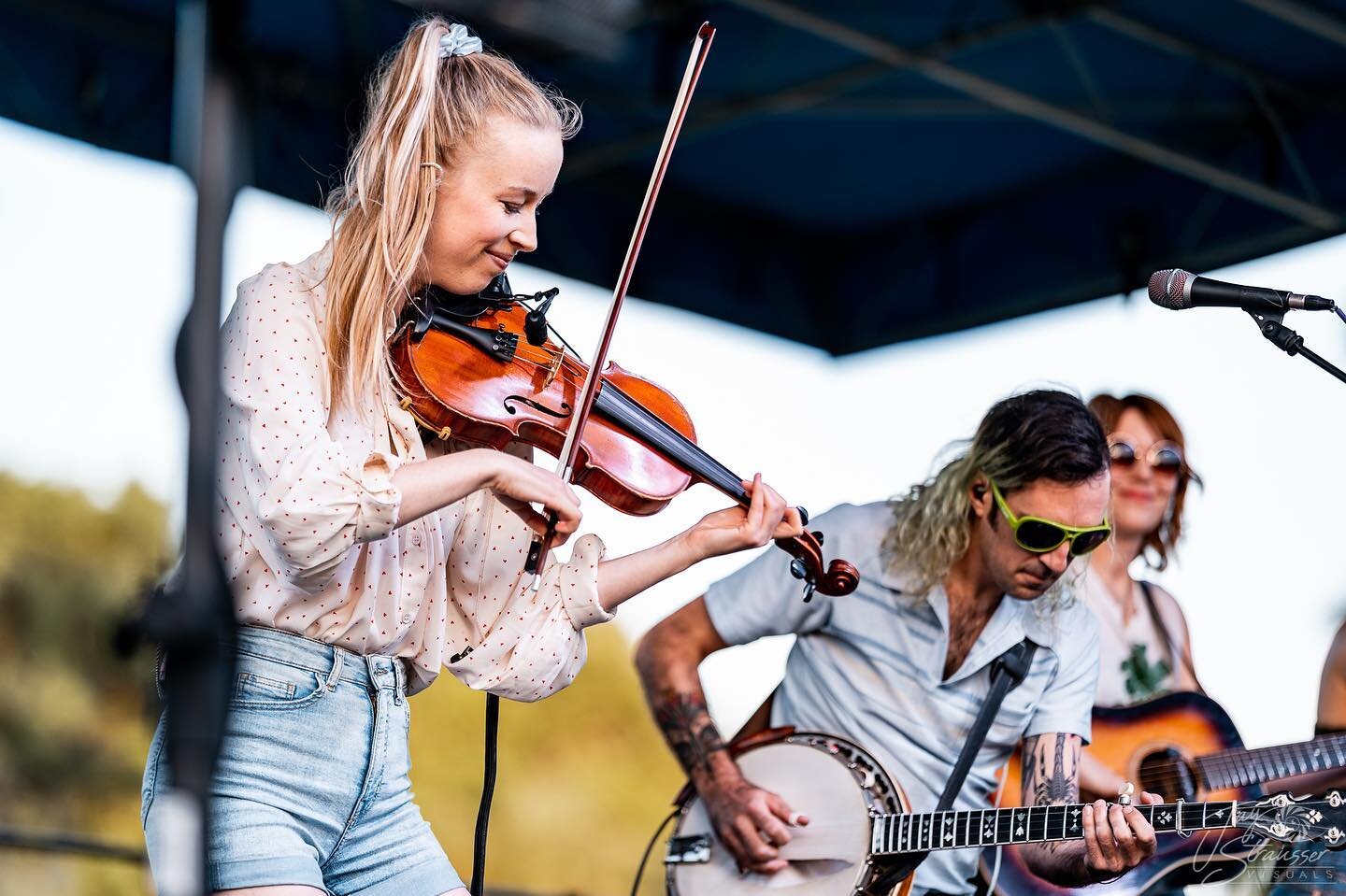 Can&rsquo;t wait for @stagecoach tomorrow 🌵let&rsquo;s pick in the desert! 📷 @jstrausser.visuals 
.
.
#stagecoach #countrymusic #country #fiddler #violinist #musicfestival
