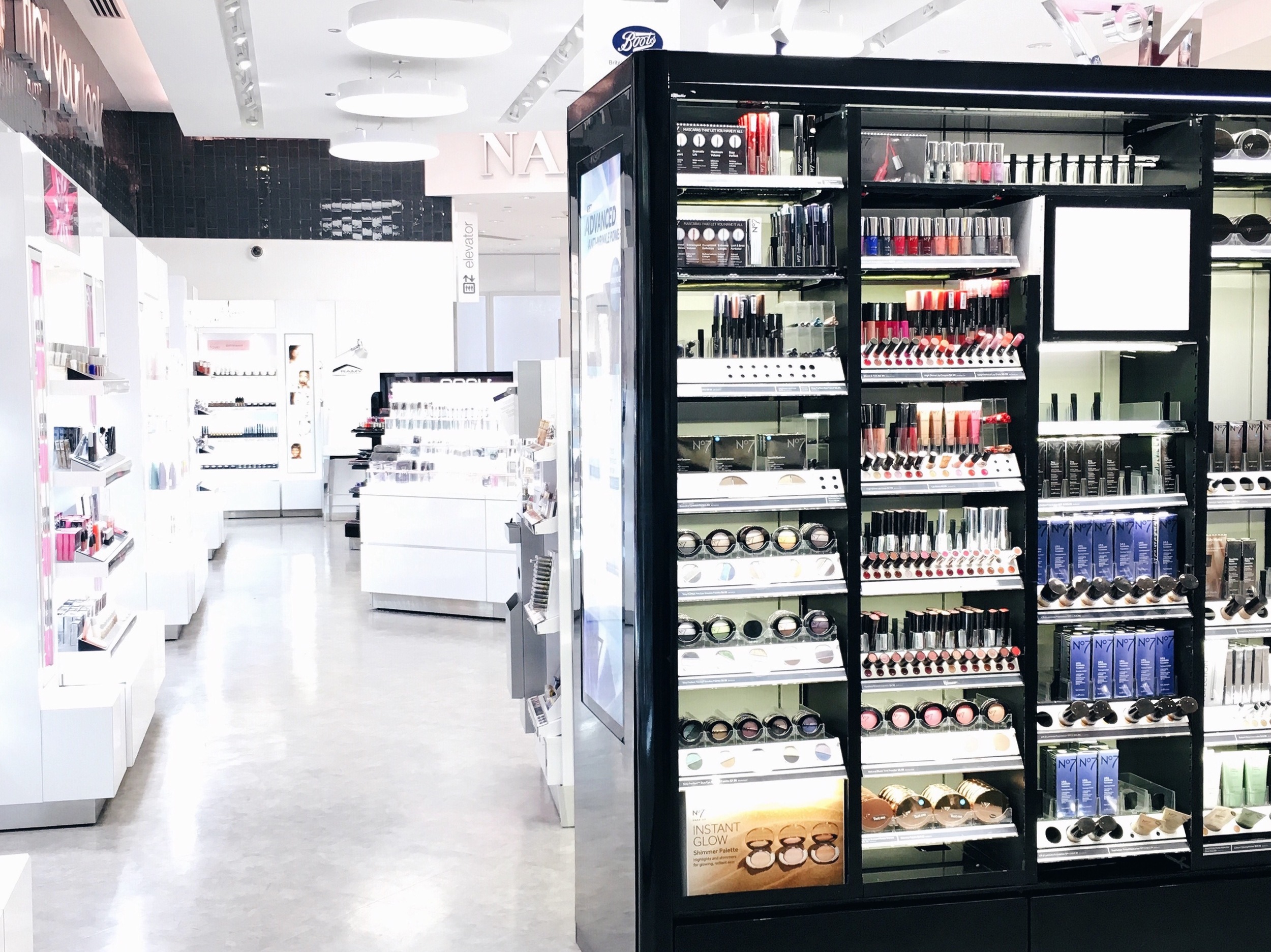 WALGREENS LOOK BOUTIQUE AT CLARK & BROADWAY IN CHICAGO